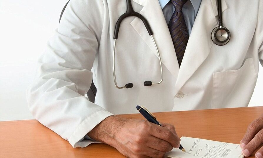 Il medico prescrive il trattamento con ipertensione